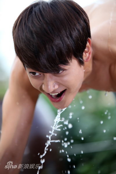 120920 Minho @ Filmando "For You In Full Blossom" Tumblr_maotbcmlsC1qdtvhxo3_400