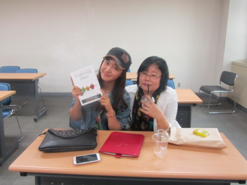 [PIC][24-09-2012]Selca của Yuri và nhà văn Lee Geunmi Tumblr_mau9gbkqk21qbalato1_500