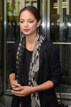 Fotos - Imágenes nuevas Kristin Kreuk Tumblr_mbwmm7kVWU1r1oimdo7_250