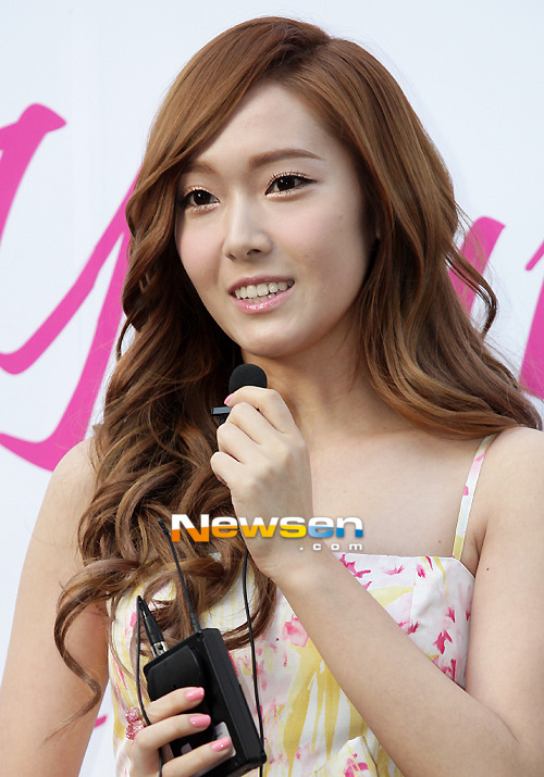 [PIC][15-10-2012]Jessica xuất hiện tại sự kiện khởi động cho vở nhạc kịch "Legally Blonde" vào chiều nay Tumblr_mbxg6q6JLI1qitdj1o1_500