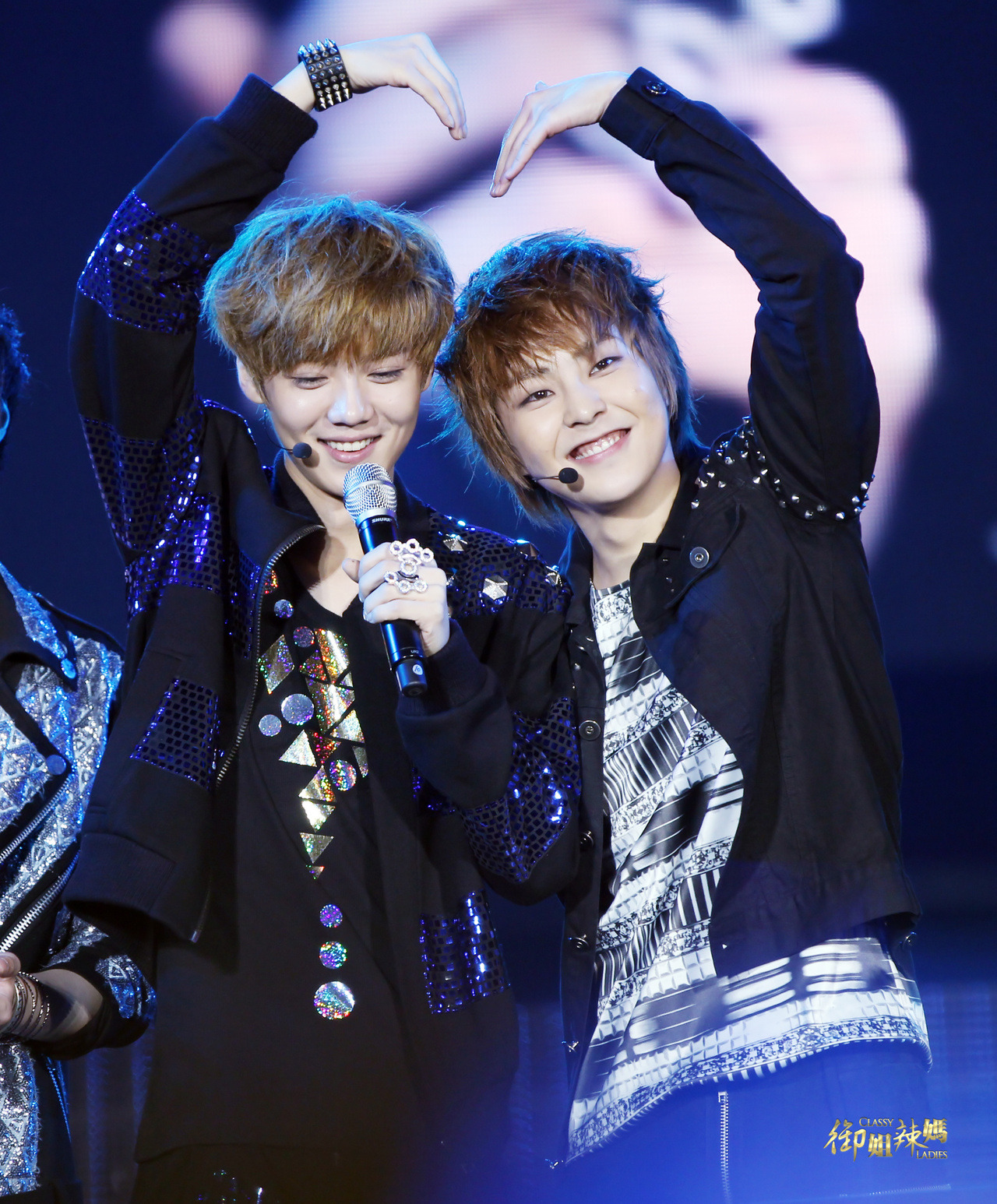 [Fantaken] 281012 EXO M XiuMin @ Yangtze River Music Festival Tumblr_mcnnm8cGe41rx0t9oo1_1280