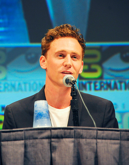 Kedvenc képeink Tom Hiddlestonról No. 1. - Page 30 Tumblr_mctc8cTGWt1qc0zrfo1_500