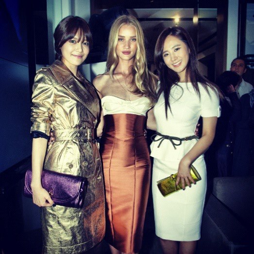 121101 SooRi with Rosie Huntington-Whiteley @ Burberry Event in HongKong。(via burberry&#8217;s facebook)<br /><span style=