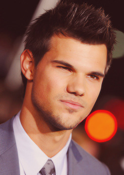 Taylor Lautner (Jacob Black) - Σελίδα 18 Tumblr_mdg01qn1JL1qdspdto3_250