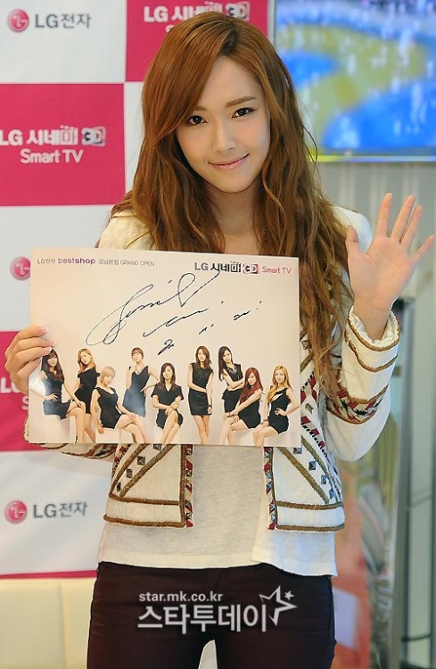 [PIC][15-11-2012]SNSD xuất hiện tại buổi fansign cho thương hiệu "LG" vào chiều nay Tumblr_mdixnf6ale1qitdj1o1_500