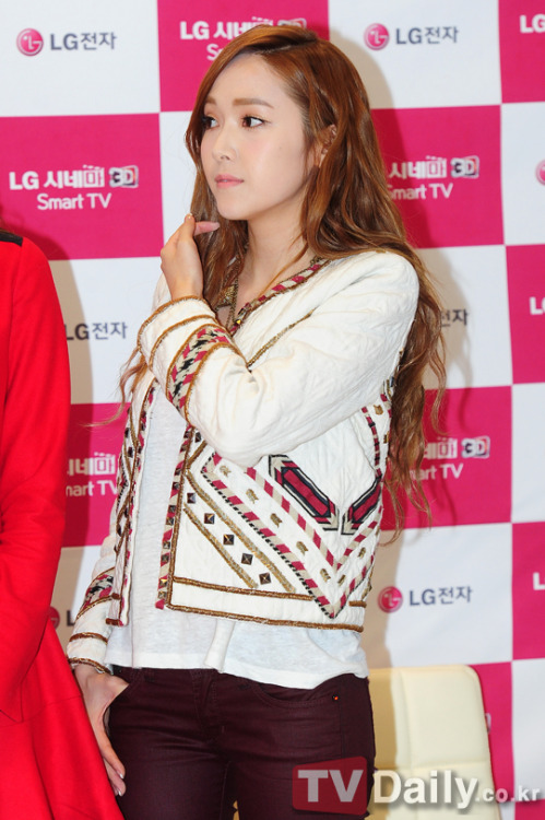 [PIC][15-11-2012]SNSD xuất hiện tại buổi fansign cho thương hiệu "LG" vào chiều nay Tumblr_mdiy9zrQgc1qitdj1o1_500