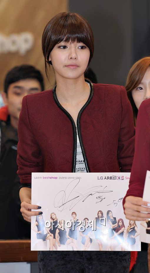 [PIC][15-11-2012]SNSD xuất hiện tại buổi fansign cho thương hiệu "LG" vào chiều nay Tumblr_mdj2bylwzb1qb1285o7_1280