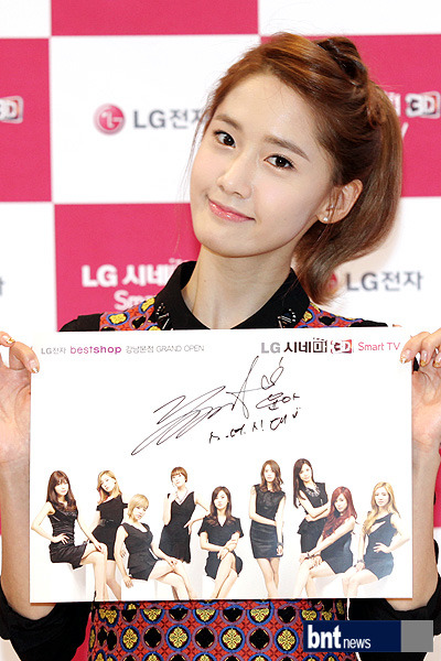 [PIC][15-11-2012]SNSD xuất hiện tại buổi fansign cho thương hiệu "LG" vào chiều nay Tumblr_mdj2km41OH1r8uyqao1_400