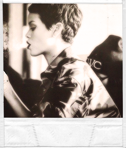 Fotos de Rihanna (apariciones, conciertos, portadas...) [10] Tumblr_mdnsz9OD0J1rdbl17o1_250