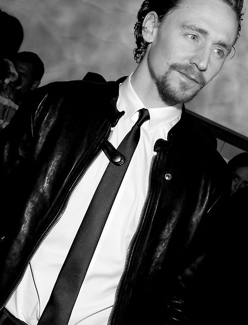 Kedvenc képeink Tom Hiddlestonról No. 1. - Page 19 Tumblr_mdqpzeB3OD1rcxwjto1_500