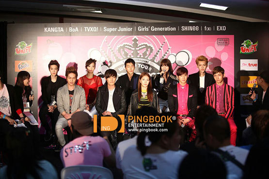  [CAPS] Sooyoung en la conferencia de prensa de  SMTown en Bangkok Tumblr_me1k5u5jPw1qhmxnlo1_1280