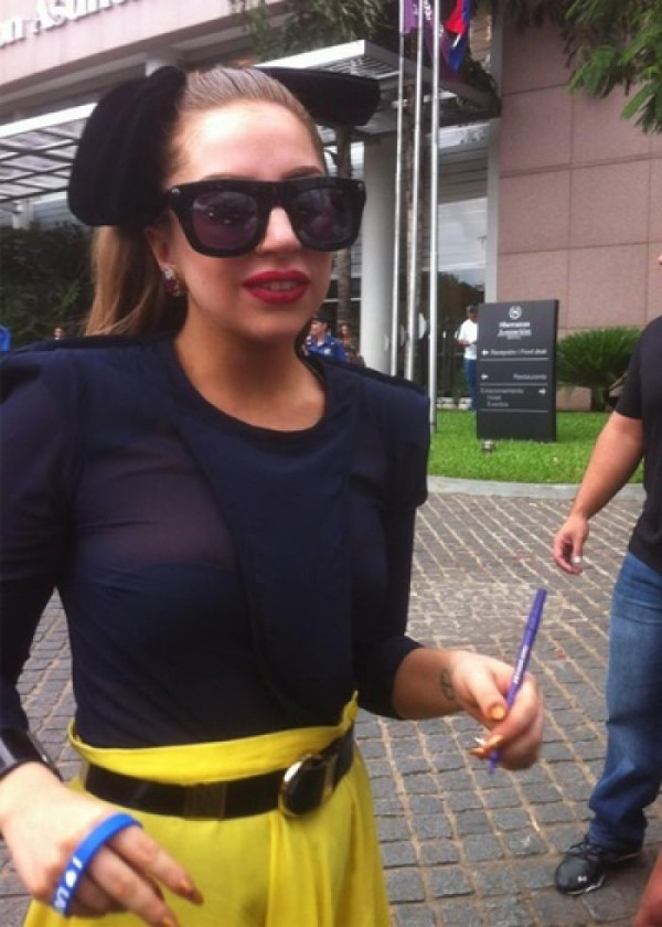 Lady Gaga Outside Her Hotel In Paraguay Tumblr_me4198aZW01r3sf9do2_1280