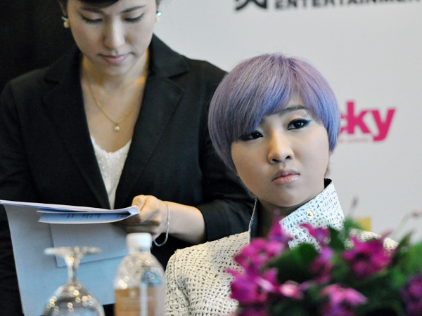 [Interview] Conférence des 2NE1 à Singapour. Tumblr_meafxhPOup1qzjb8ko4_1280