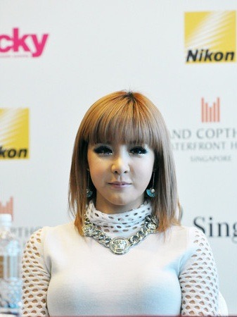 [Interview] Conférence des 2NE1 à Singapour. Tumblr_meag3yw7yu1qzjb8ko3_400