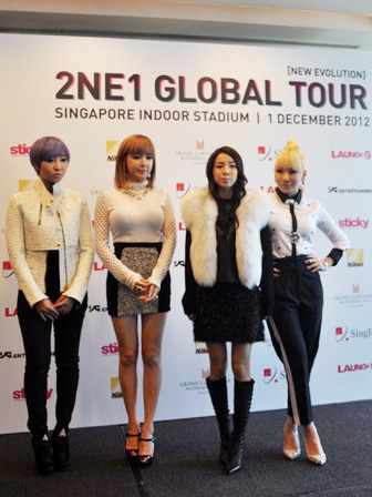 [Interview] Conférence des 2NE1 à Singapour. Tumblr_meah5mUJ3l1qzjb8ko5_400