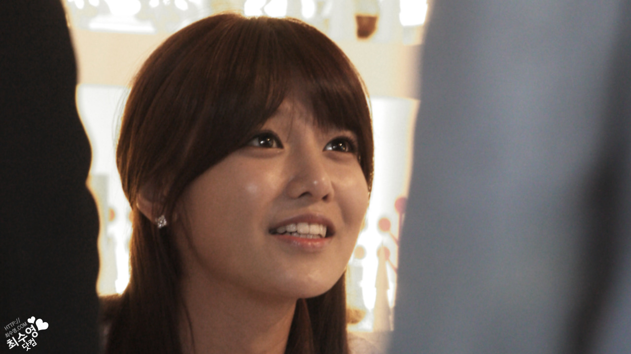 [PIC][01-12-2012]SooYoung xuất hiện tại buổi fansign cho thương hiệu mỹ phẩm "LLang" vào chiều nay Tumblr_mecrf7VUZH1rs68xto1_1280