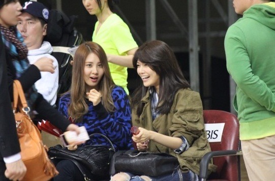 [PIC][13-10-2012]SeoHyun và SooYoung xuất hiện tại trận đấu bóng rổ cùng Park Seungil tại SVĐ Anyang vào chiều nay Tumblr_meeteu9YIF1qgo3hao1_1280