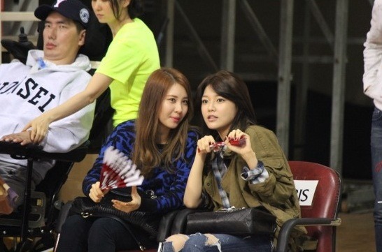 [PIC][13-10-2012]SeoHyun và SooYoung xuất hiện tại trận đấu bóng rổ cùng Park Seungil tại SVĐ Anyang vào chiều nay Tumblr_meeteu9YIF1qgo3hao2_1280