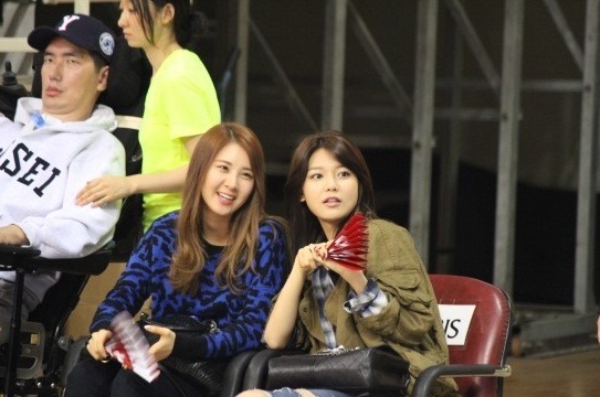 [PIC][13-10-2012]SeoHyun và SooYoung xuất hiện tại trận đấu bóng rổ cùng Park Seungil tại SVĐ Anyang vào chiều nay Tumblr_meetgfAtSE1qgo3hao2_1280