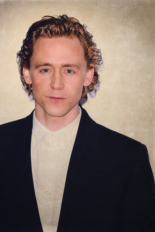 Kedvenc képeink Tom Hiddlestonról No. 1. - Page 21 Tumblr_mehqdgxk4h1qdg42fo1_500