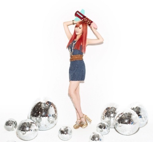 {Pic}{110405} Serri, foto concepto para ‘Pink Rocket’. Tumblr_lj6tgtJCiD1qg4gqxo1_500