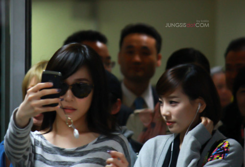 [PIC][19-11-2011] Tiffany tận dụng cả điện thoại để "soi' chồng Tumblr_lkbszcre3J1qcrncao1_500