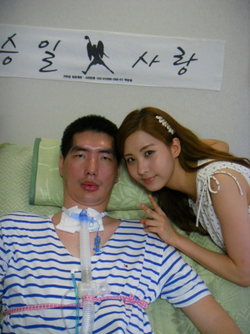 [PICS][03-08-2011]Hình ảnh SeoHyun và mẹ của cô đến thăm Park Seungil Tumblr_lpcoqgTreL1qd4n8jo1_500