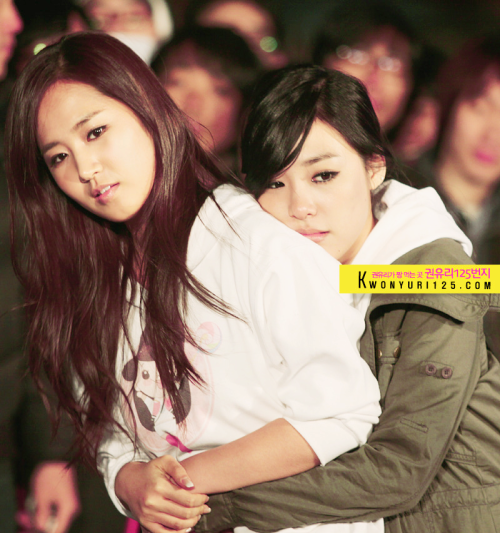 [PICS][17-08-2011] Yulti couple <3 Yulti tình cảm  Tumblr_lpg7fxKIzN1r09fb8o1_500