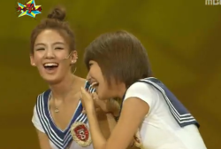 [PICS][28/2/2012] Sooyoung always hugs Hyoyeon :"> Tumblr_lsgct1jd0D1qcfemno6_250