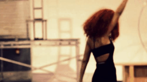 Rihanna >> Gifs - Página 33 Tumblr_lt0ddyFudp1r3wd1go1_500