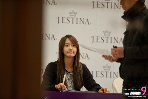 {Fotos/111204} YoonA @ J.estina Fansign Event Tumblr_lw0yrdHVzj1qd704zo2_500