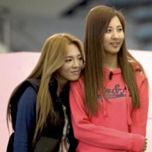 [PICS+GIFS][6/11/2011] ღ♥ღ(¯`HyoHyun´¯)ღ♥ღ Kim Chó♥Seo Mèo, Khu rừng xanh "Du côn cạp Ếch con" - Page 4 Tumblr_lwihmdAKPr1r8a5p8o9_400