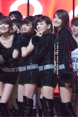 [PIC+VID+GIF][20/1/2012]∴♥∴ TaeNy ∴♥∴ Happy's Heaven ∴♥∴ Twinkle - Taeny Lấp Lánh - TaeTiSeo  ∴♥∴ - Page 3 Tumblr_ly3vxghVb11qe39tho5_250