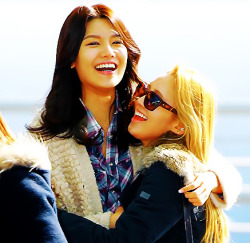 [PICS][28/2/2012] Sooyoung always hugs Hyoyeon :"> Tumblr_lz0ewylZlr1qf248to1_250