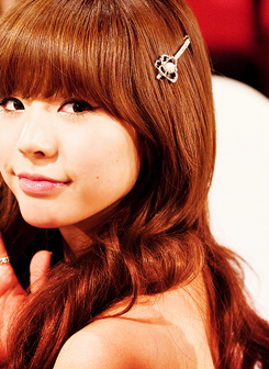 [PICS] Sunny quyến rũ với mái tóc xoăn dài Tumblr_lz5w9r3H5o1rnipoao2_r3_250