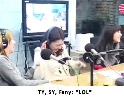 [GIFS][11/2/2012]SooYoung và S7 nói xấu Hyoyeon =]]~ Tumblr_lz7p6eupPi1r8im2co5_250