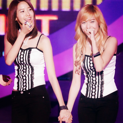 [PIC+GIF][23-1-2011] »-{♥}-»ღ°•(¯`·._.· YoonSic Fam ·._.·´¯)•ღ°»-{♥}-» °l||l° Sexy and Sweet °l||l° - Page 14 Tumblr_m0o086LVGm1rpz028o1_500