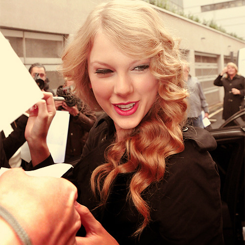 Taylor Swift - Page 25 Tumblr_m0w4xm25uu1rpgiwno1_500