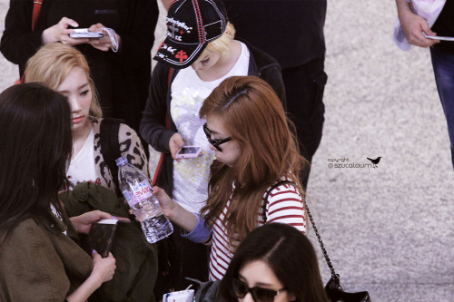 [PIC+VID+GIF][22/3/2012]∴♥∴ TaeNy ∴♥∴ Chai Quê and Gái Tây ∴♥∴ TAENY IN MY HEART ∴♥∴ Tumblr_m1dyn8BYAp1qfij3bo2_500