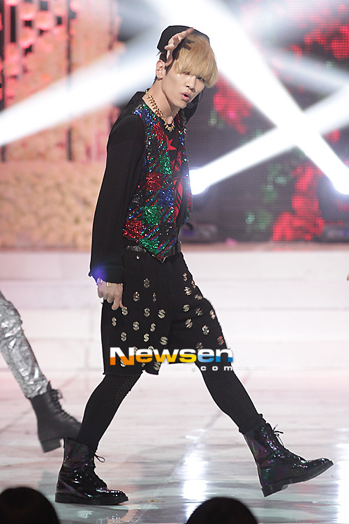 SHINee @ 1st win at M!Countdown Stage  Tumblr_m1nkzgalM01r5kb7po1_500