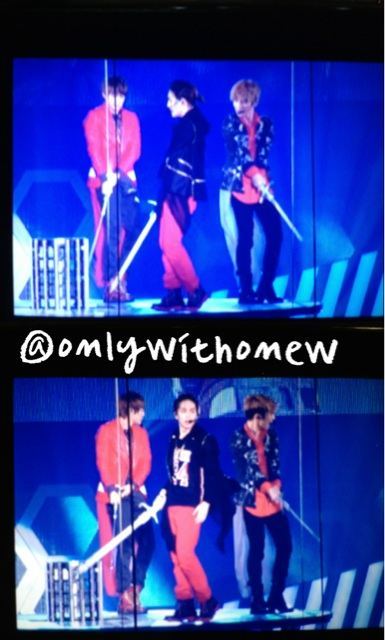 120425 Onew @ 'SHINee World 2012' Japan Arena Tour in Fukuoka Tumblr_m31euh6Et71r8fs1io1_500