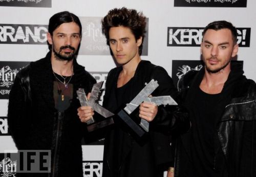 [Vote until your fingers bleed] Kerrang Awards 2011 Tumblr_lmjgtqUrAe1qa8mcro1_500