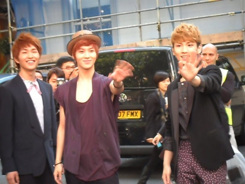 110619 SHINee – outside @ Abbey Road Studio Tumblr_ln1vdyScQ31qcxkx4o1_500