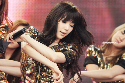 [PICS/GIFS][20-07-2011] Tiffany trong các perf Tumblr_ln5hn8uOfq1ql1fjqo1_500