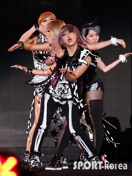 2NE1 PICTURES  - Page 6 Tumblr_lpva8yptHr1qc7c2ko1_500