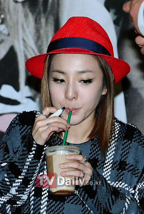 [Apparition] Fanmet des 2NE1 - Photos. Tumblr_lq0s61Uua31qc7c2ko5_500