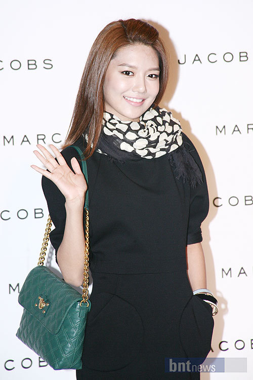 Sooyoung, Yoona @ MARC JACOBS 2011 COLLECTION Tumblr_lqflf5nugZ1qahidbo1_500