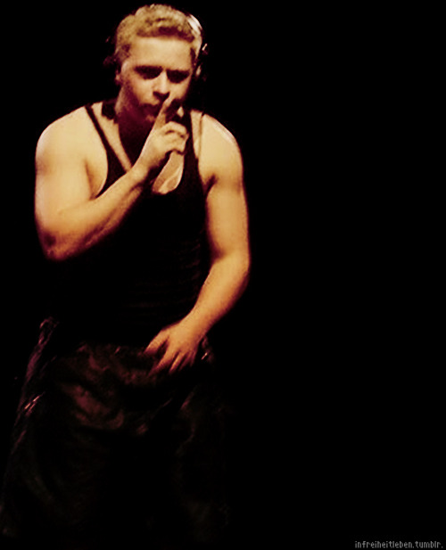  Pics: Gustav ..6 - Pgina 28 Tumblr_lr8ct43vE71qi7pzjo1_500