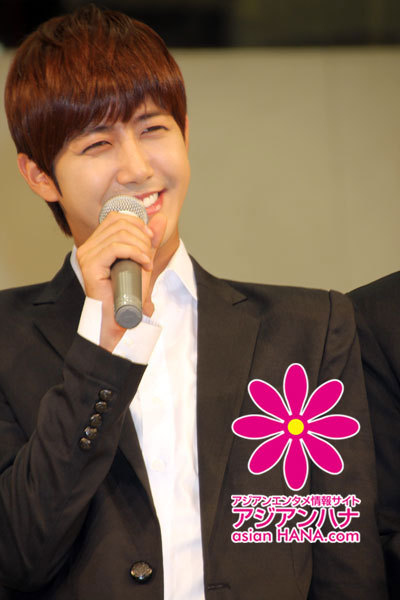  [EVENT] 110901 Japan Press Conference Tumblr_lrrann3rDC1qebqc0o3_400