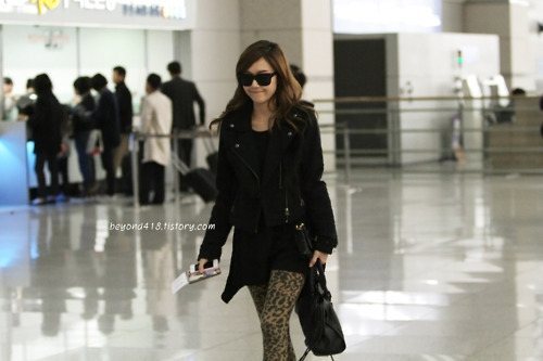 [PICS] SNSD @ Changi Airport || 28.11.11 Tumblr_lvef1zbhlj1r6bfmio4_500